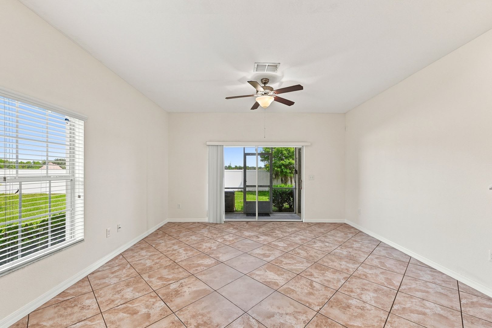 Spacious 4 Bedroom Townhome In Gated Meadow Pointe – photo 5