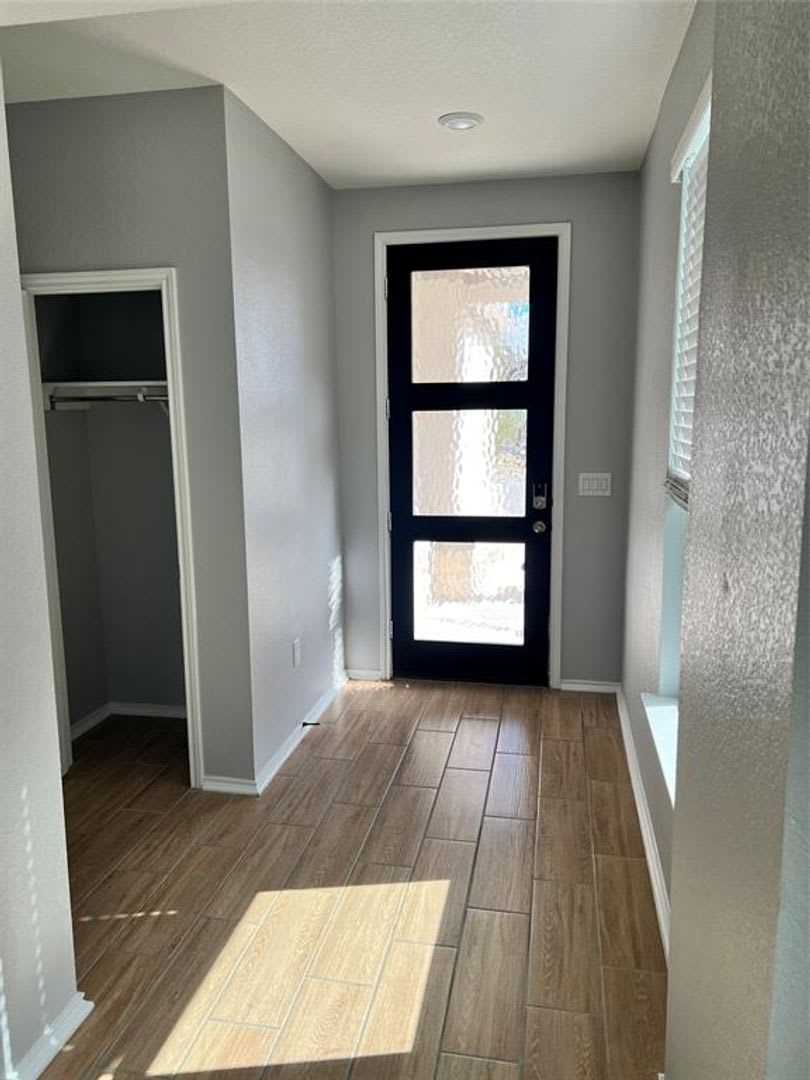 Del Valle Sundance Crossing 4 Bedrooms 2 Baths 1 Story Home Like New Built 2021 Refrigerator Washer Dryer – photo 3