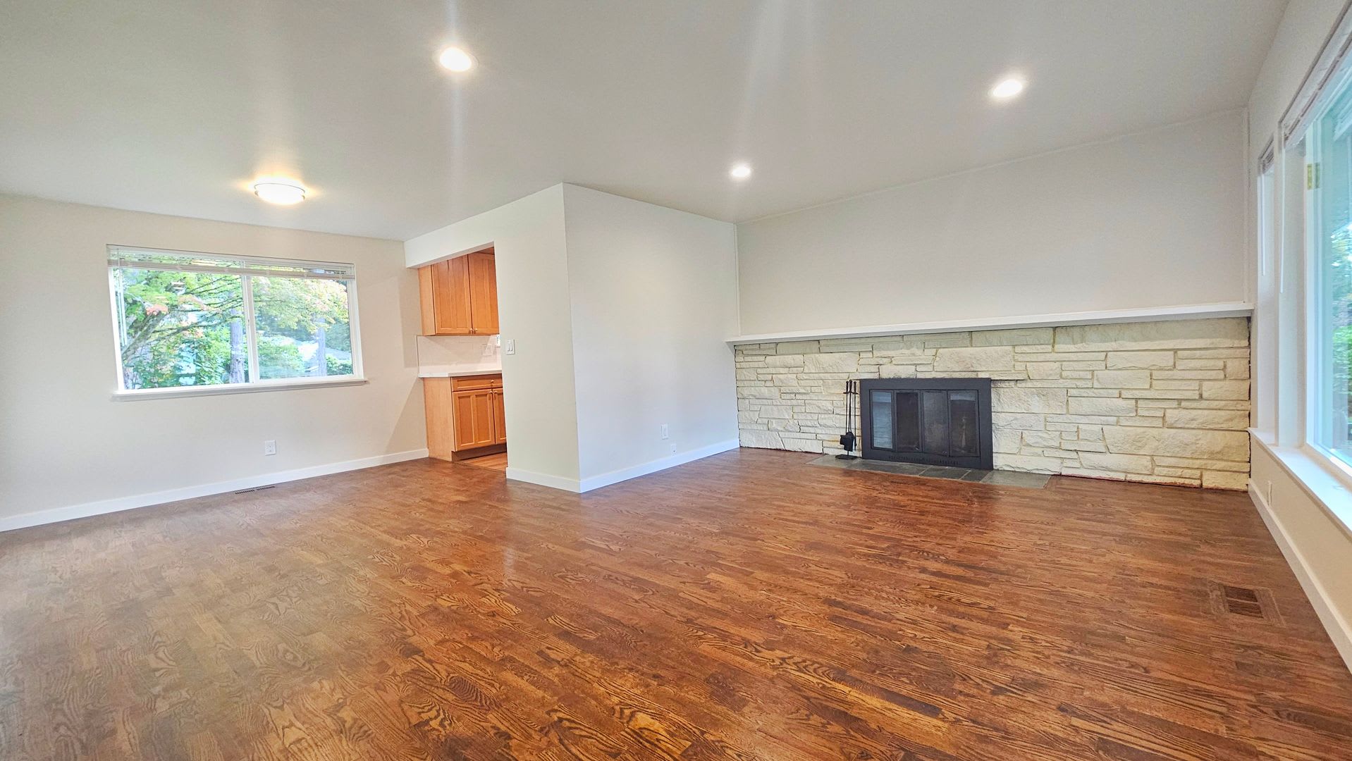 Beautifully Remodeled 3 Bed 2 Bath Rambler in Eastgate, Bellevue – photo 4