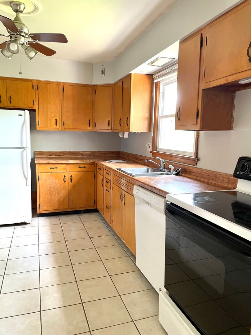Will go fast! 3 BED house across from Memorial Stadium! – photo 5