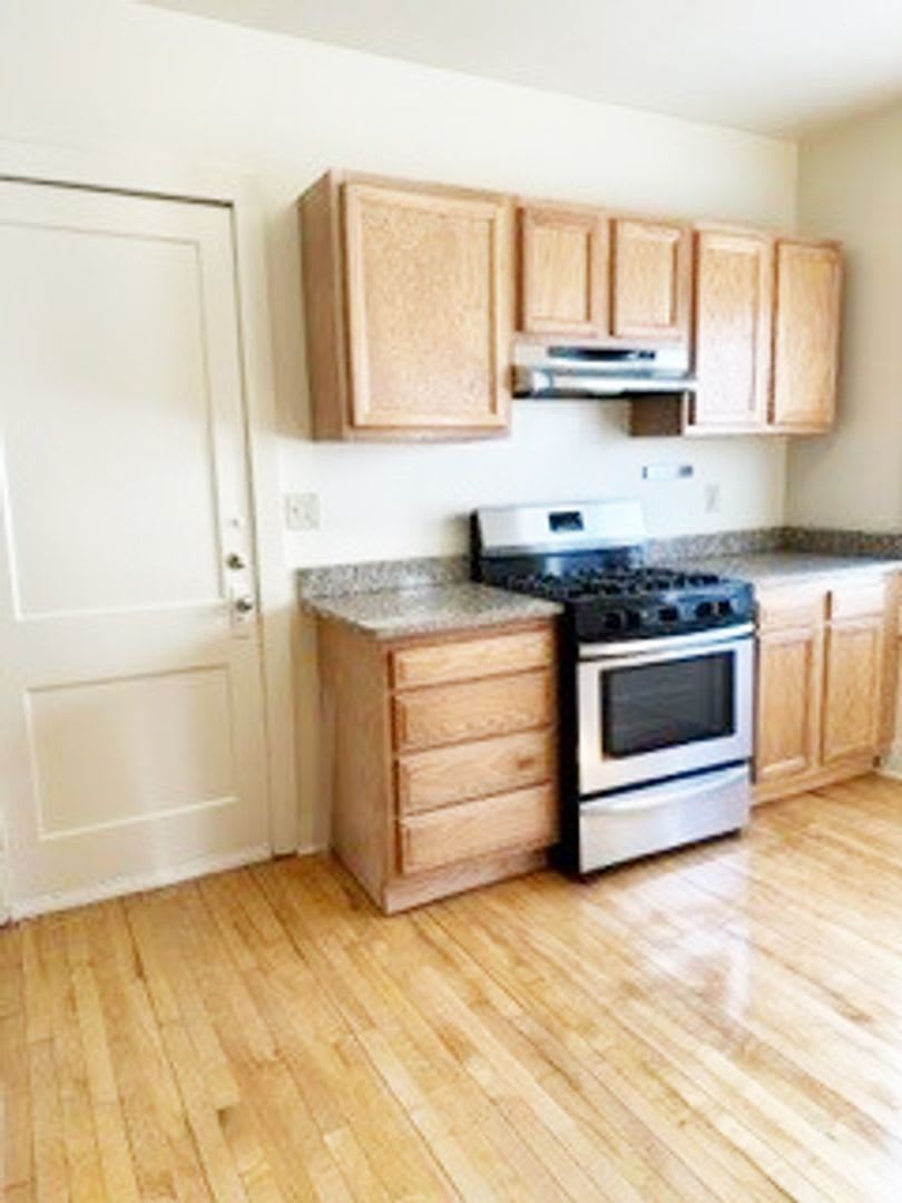 405 Roosevelt Ave Available 6 1 2027 Newly Renovated Bright 2Nd Floor Flat – photo 5
