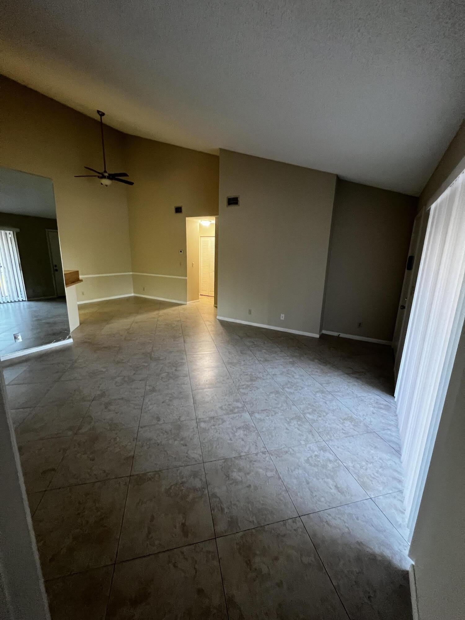 4215 S 57th Avenue – photo 2