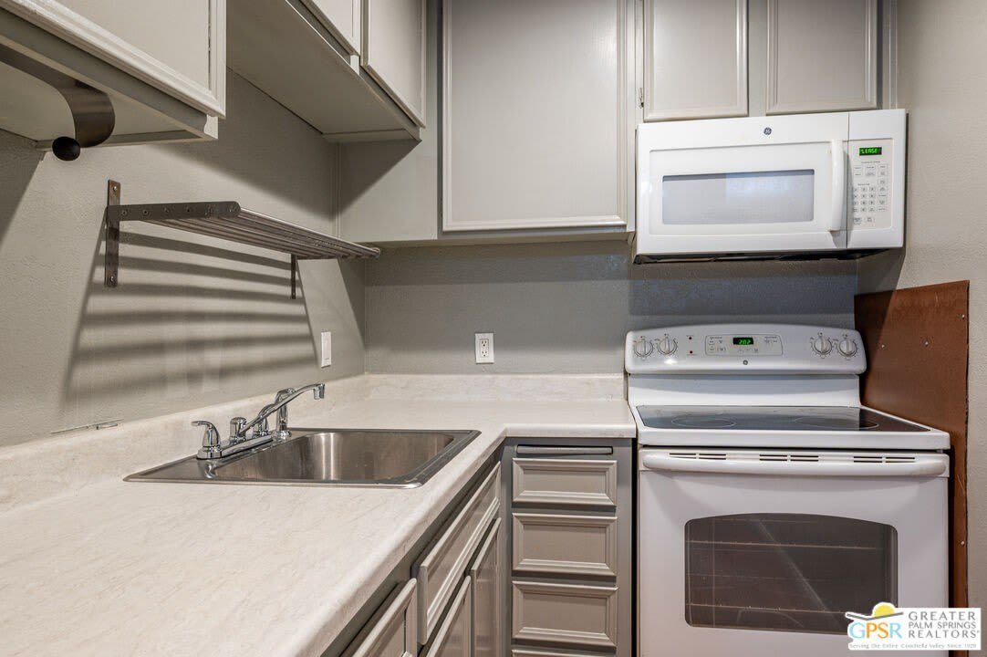 550 N Villa Ct – photo 2