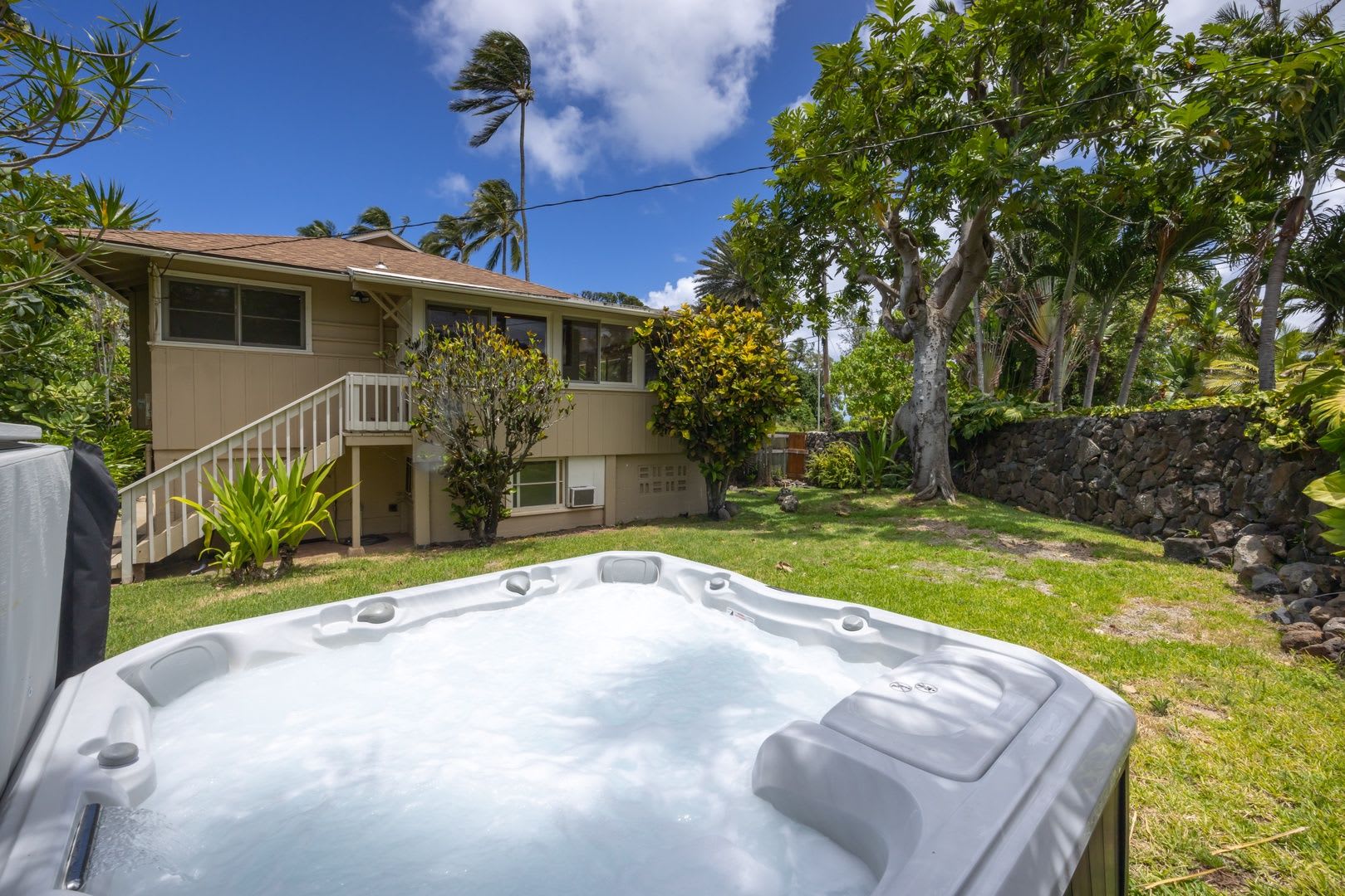 Hale Pellicano W Private Backyard Hot Tub Lush Lawn Kawela Bay Access – photo 2