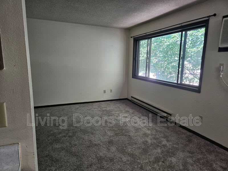 210 N Phillips Ave – photo 2