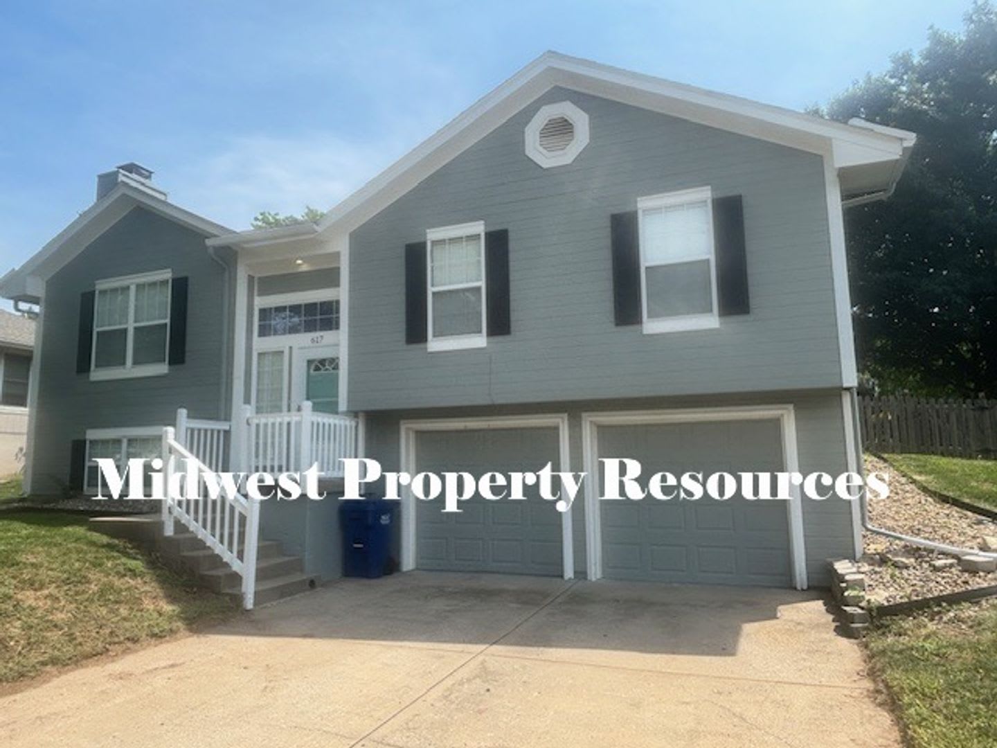 Wow! Everything is new! 3 bedrooms, 2.5 baths with a fenced backyard! – photo 2