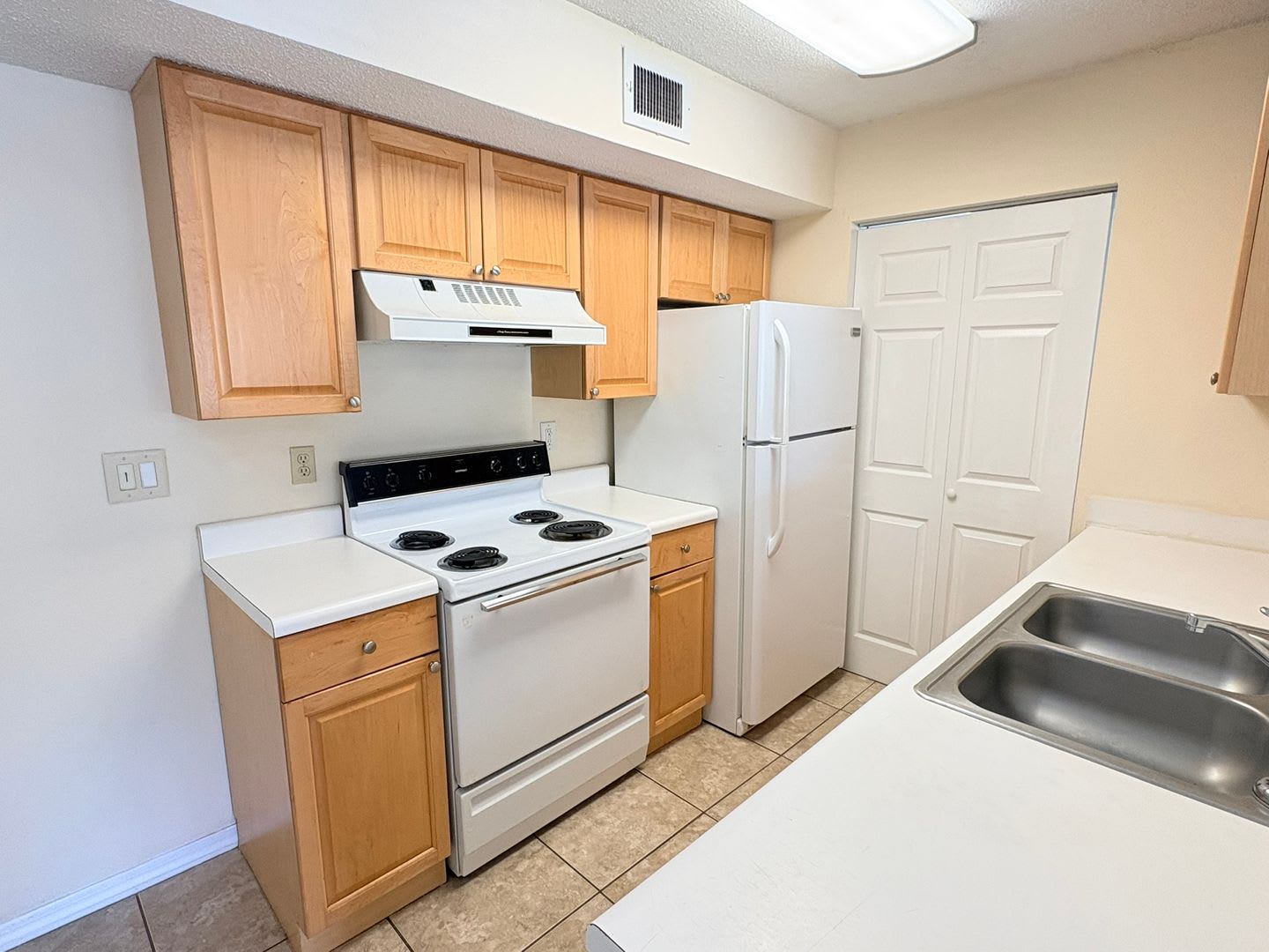 Charming 1 Bed / 1 Bath Second-Floor Condo in a Prime Fort Myers Location! – photo 5