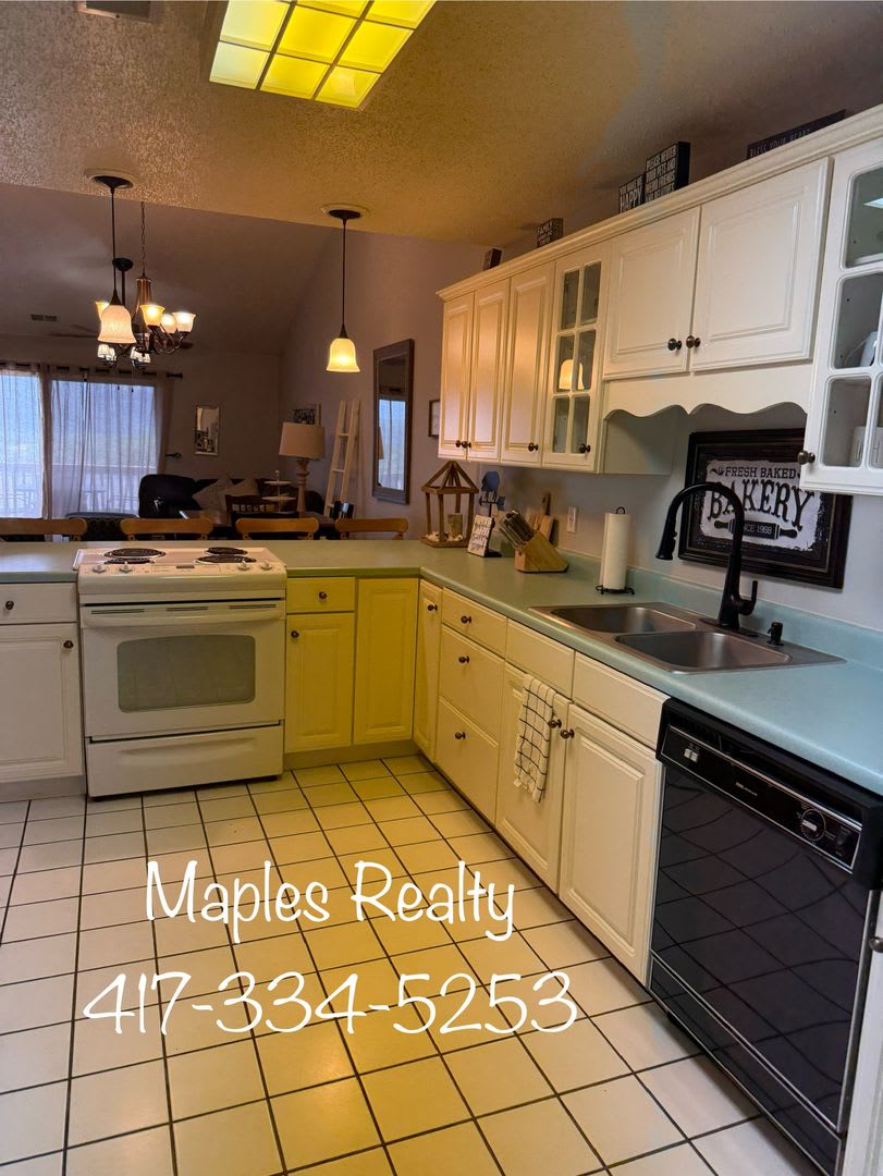STUNNING 2 bedroom, 2 bathroom condo at Pointe Royale – photo 4