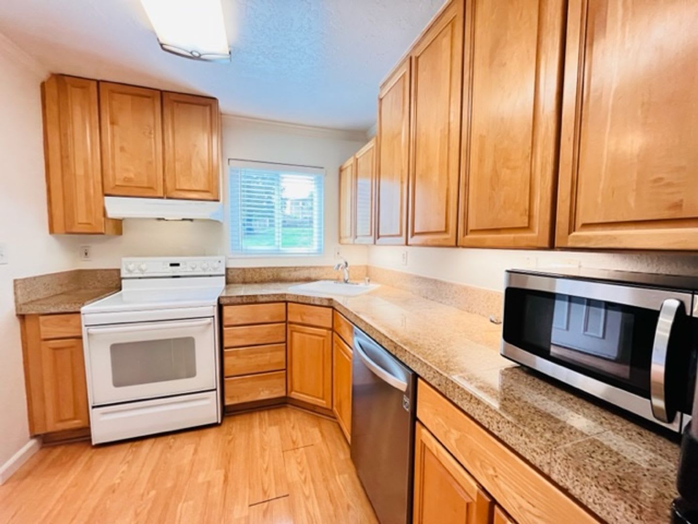 Charming 2BD/1.5BA, Two-Story Townhouse in West Side Danville, Near Downtown- Available NOW! – photo 5
