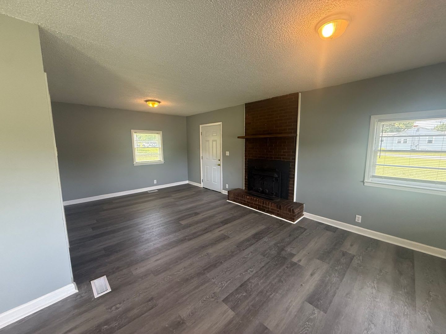 Three Bedroom Brick Home with Large Yard – photo 3