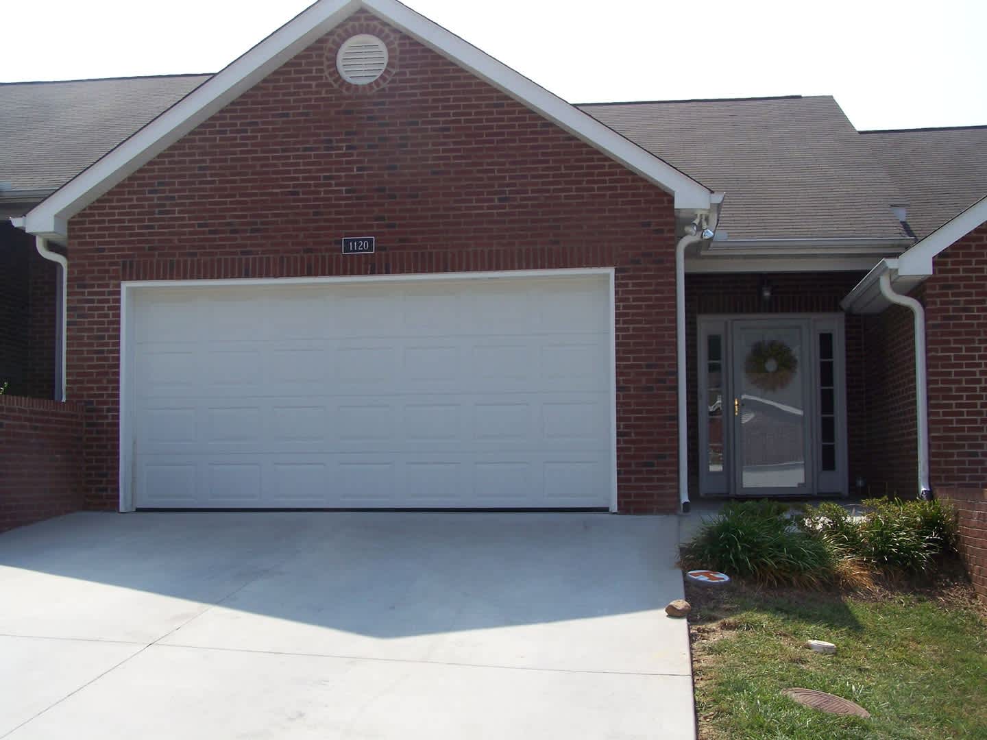 3 bed, 2 bath, 2 car garage townhouse w/ hardwood floors and bonus room in West Knoxville – photo 1