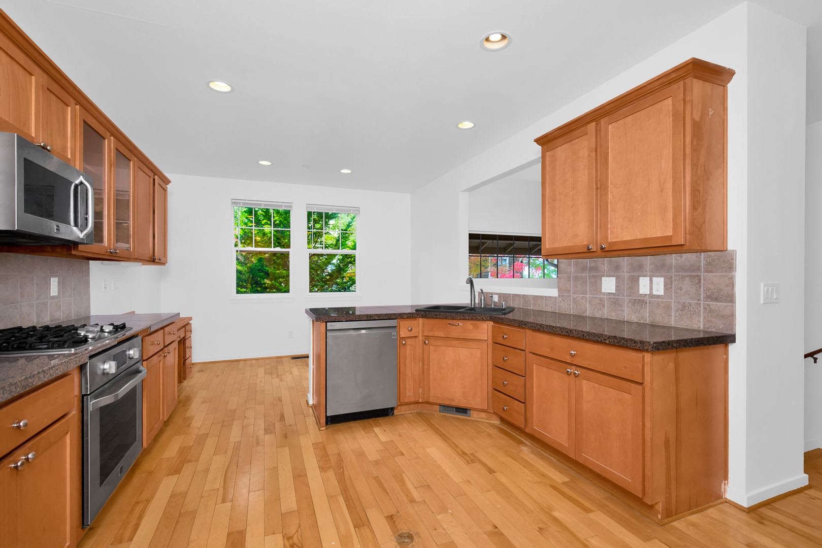 Corner Unit Issaquah Highlands 3 Bedroom Townhouse 2 car Garage – photo 3