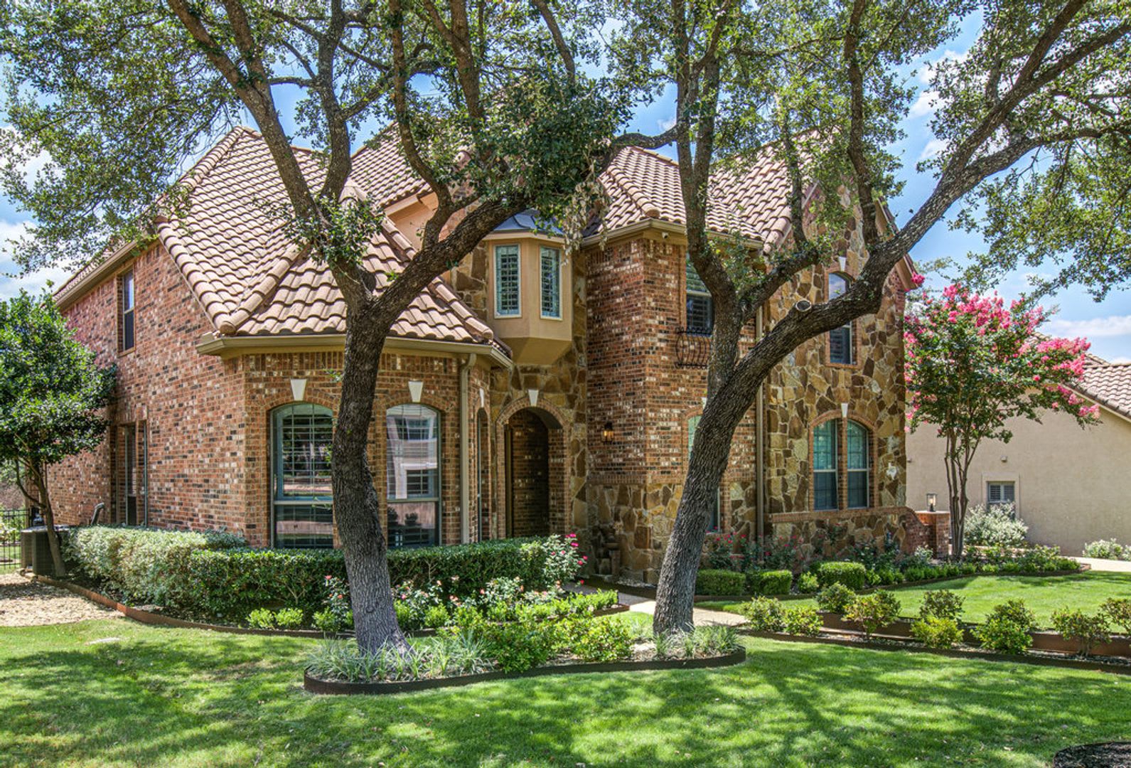 **TWO WEEKS FREE RENT!!** Gorgeous Home in Gated UT Golf Club with tons of Custom Upgrades! – photo 3