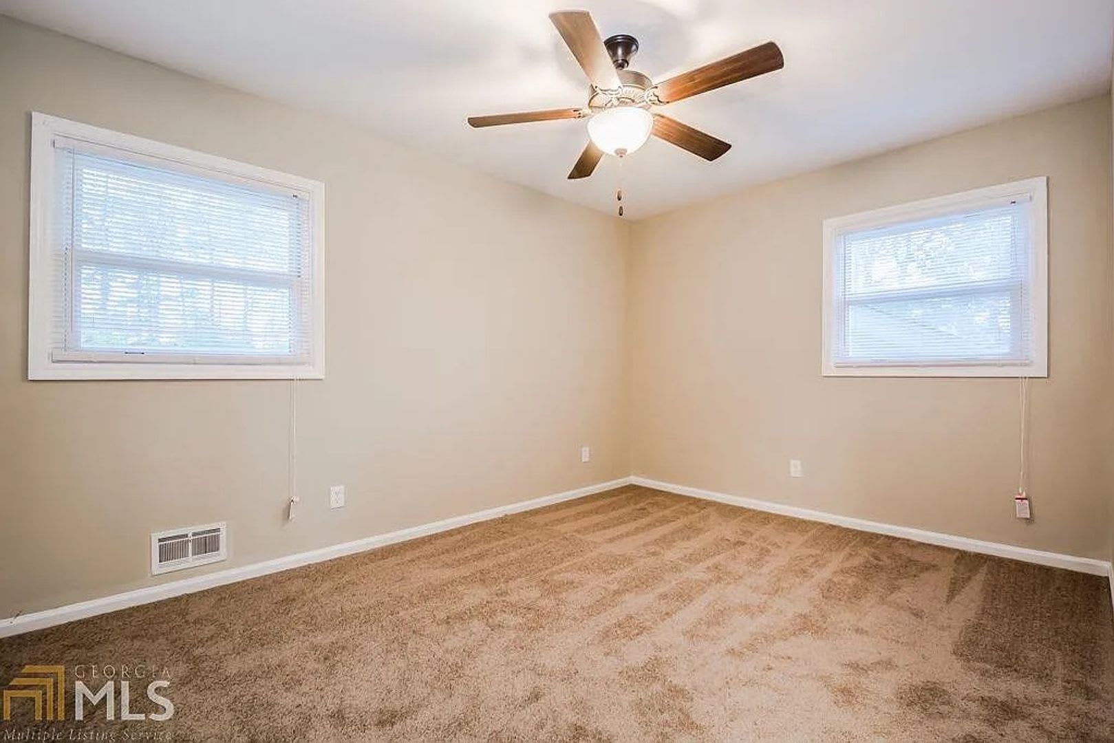 Room in 5 Bedroom Home at Reba Rd – photo 3