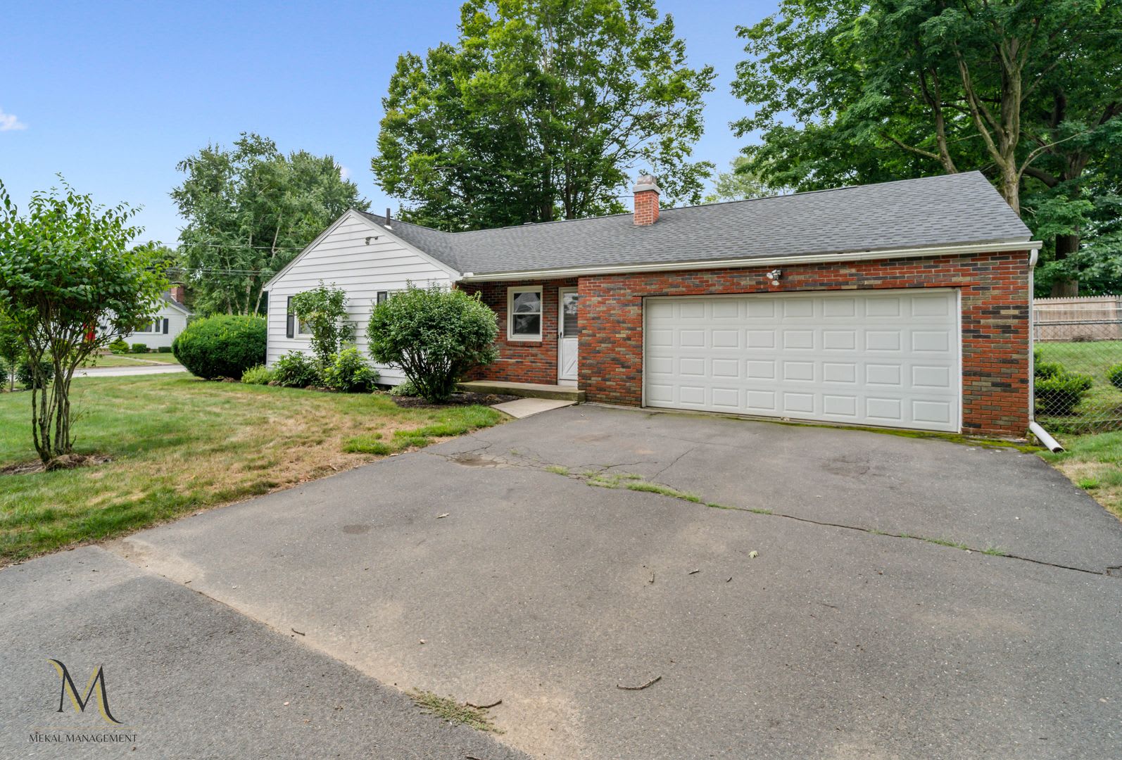 Single-Family Home with Central Air and Garage! – photo 2