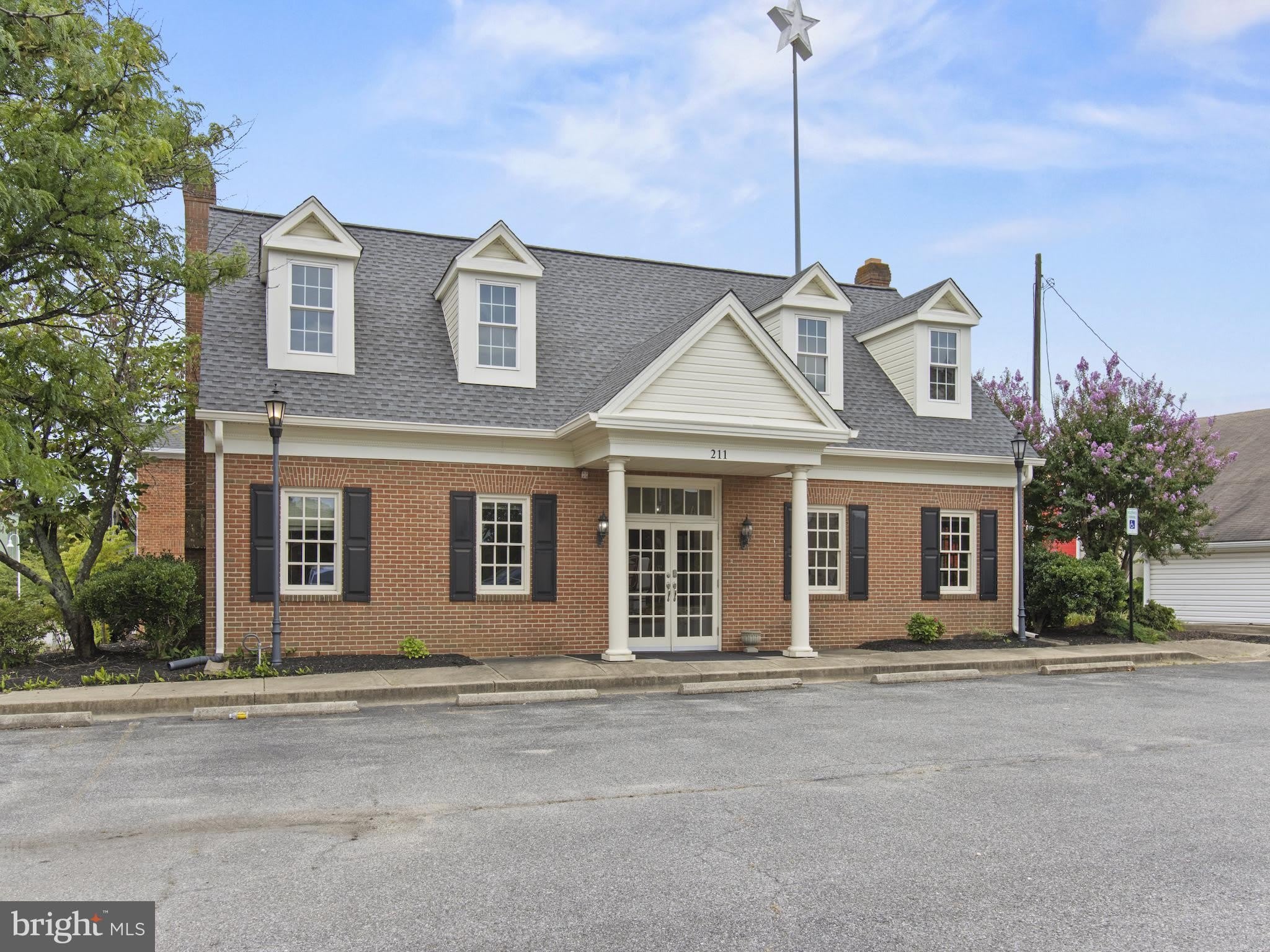 211 CHARLES Street – photo 1