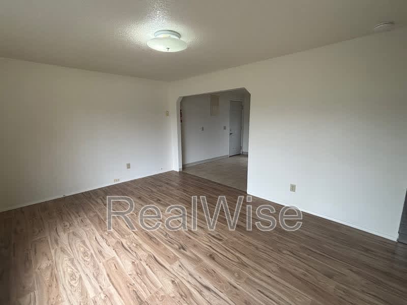 241 NW Rose St – photo 5