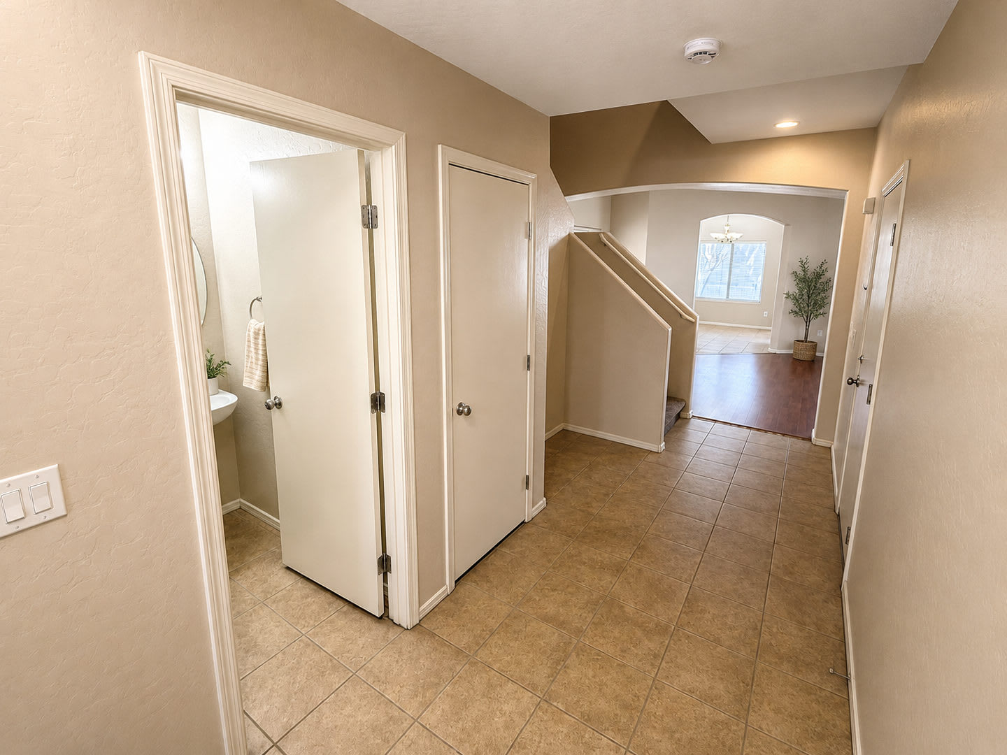 Spacious 3-Bedroom Glendale Home with Garage, Pool & Private Yard *NEW Carpets* – photo 5