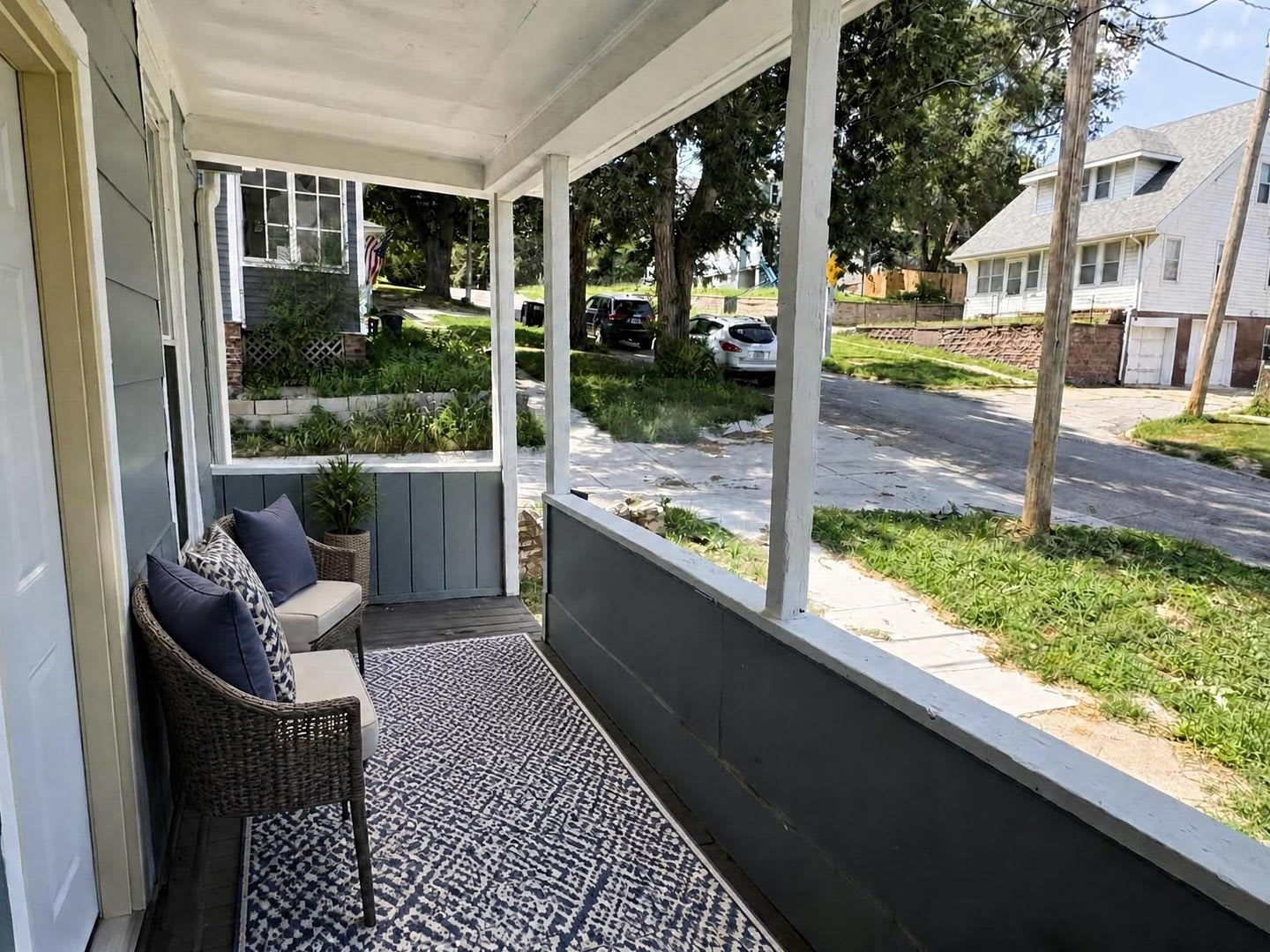 2Br Fully Remodeled – photo 2