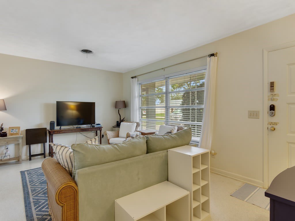 712 Iris Lane – photo 3
