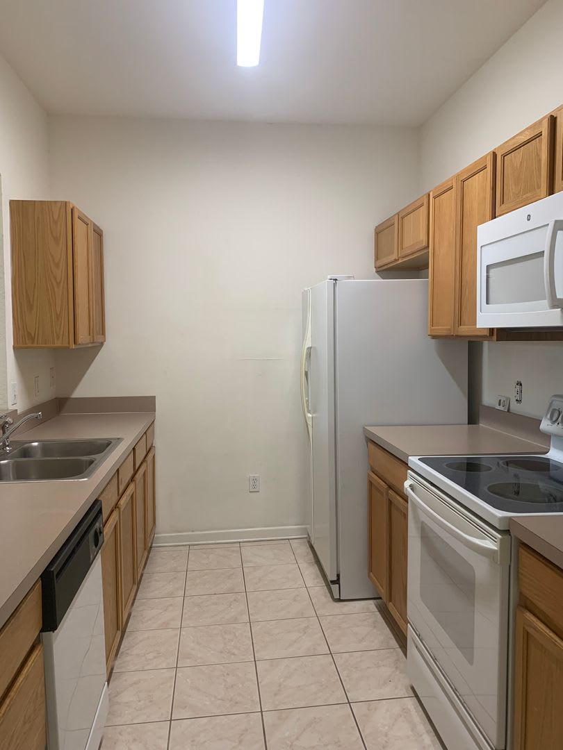 Lovely 3 Bedroom 2 Bath Condo – photo 3