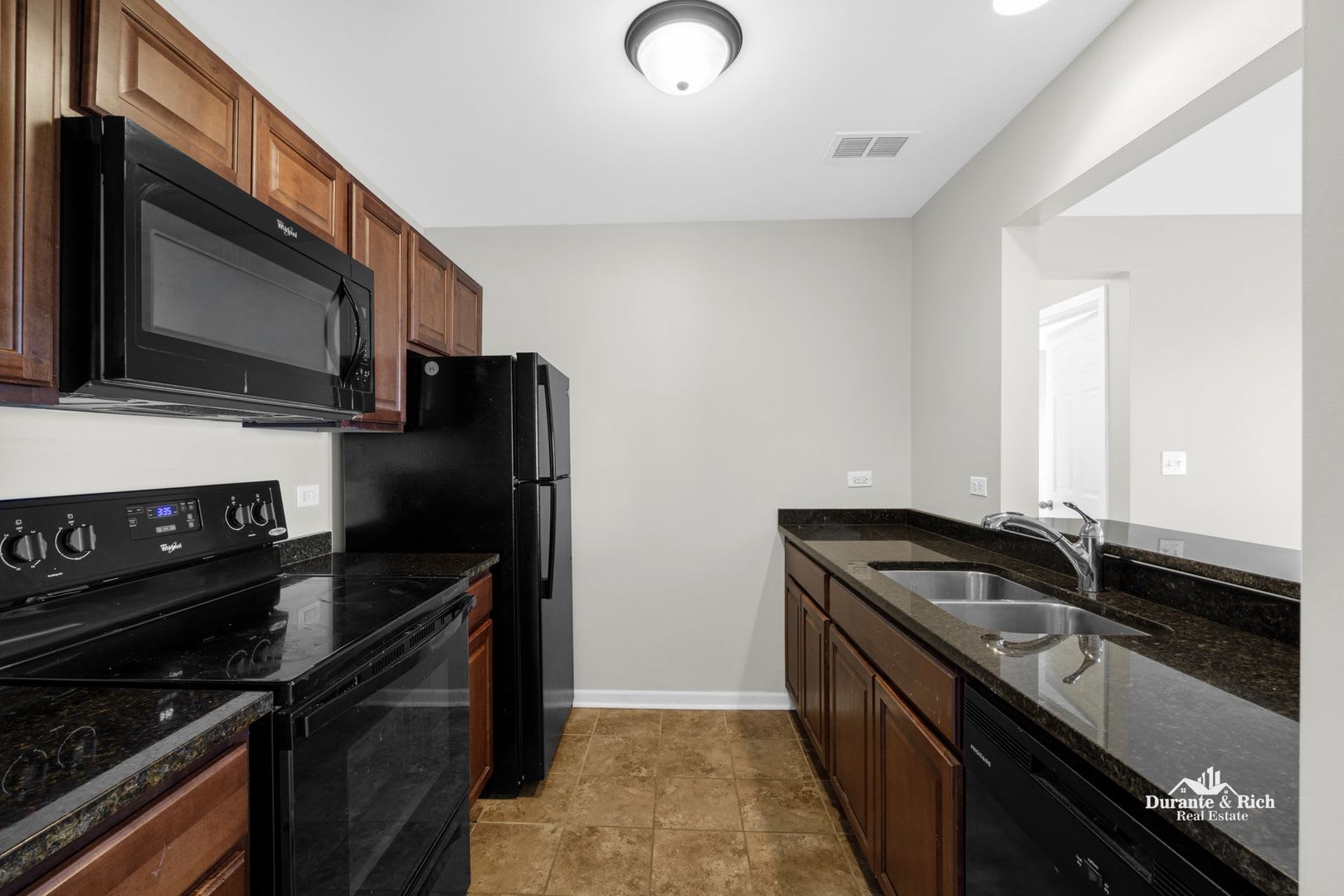 1 Bedroom 1 Bath Condo with in unit Laundry in Lake in the Hills! – photo 3