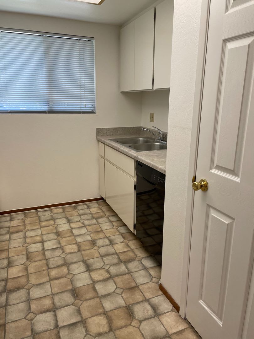 Very Clean 2 bedroom 1.5 bath Townhome; Garbage included! – photo 3