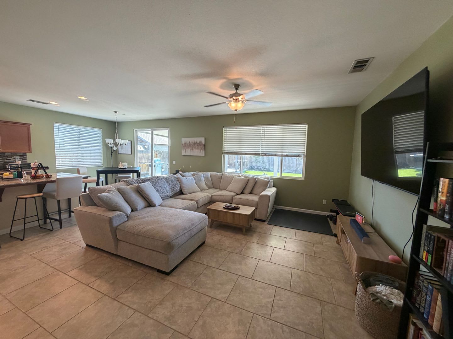 Adorable 3 Bedroom, 2 Bathroom Home in a Quiet North Hanford Neighborhood – photo 4