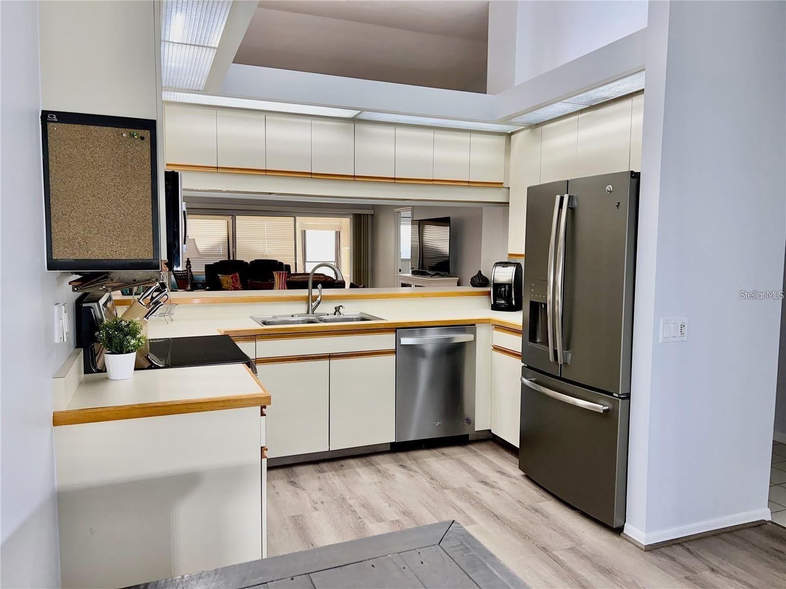 7186 LAKESIDE Drive – photo 4