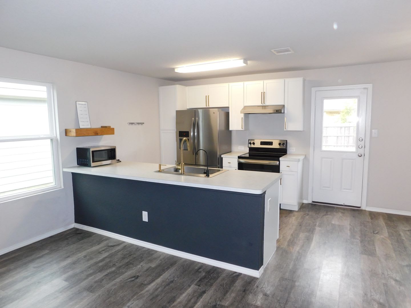 Gorgeous 3 Bedroom 2 Bath Home With A Game Room – photo 3