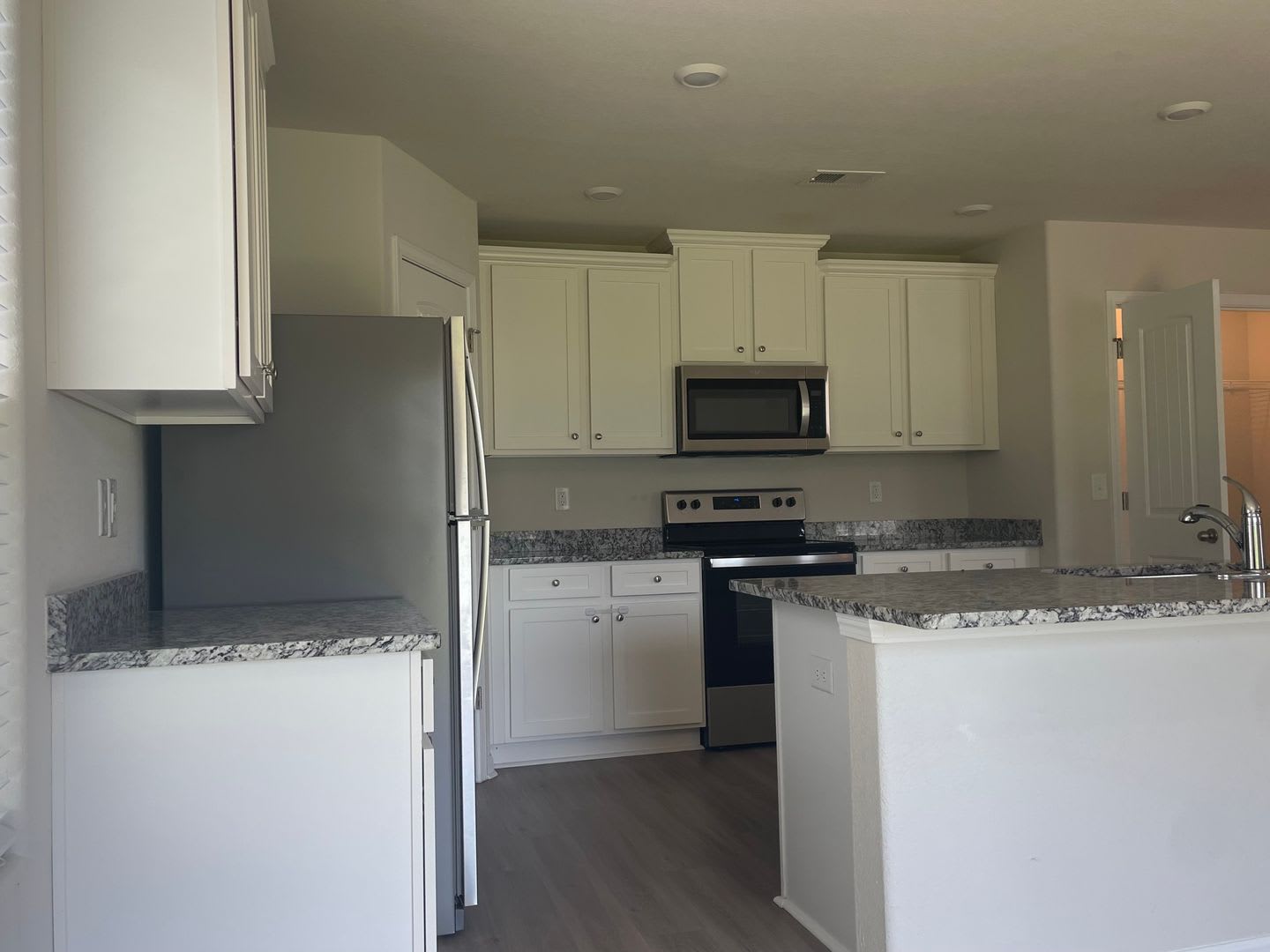 Spacious 3-bedroom with a massive Owner's Retreat and Dual Closets. – photo 2