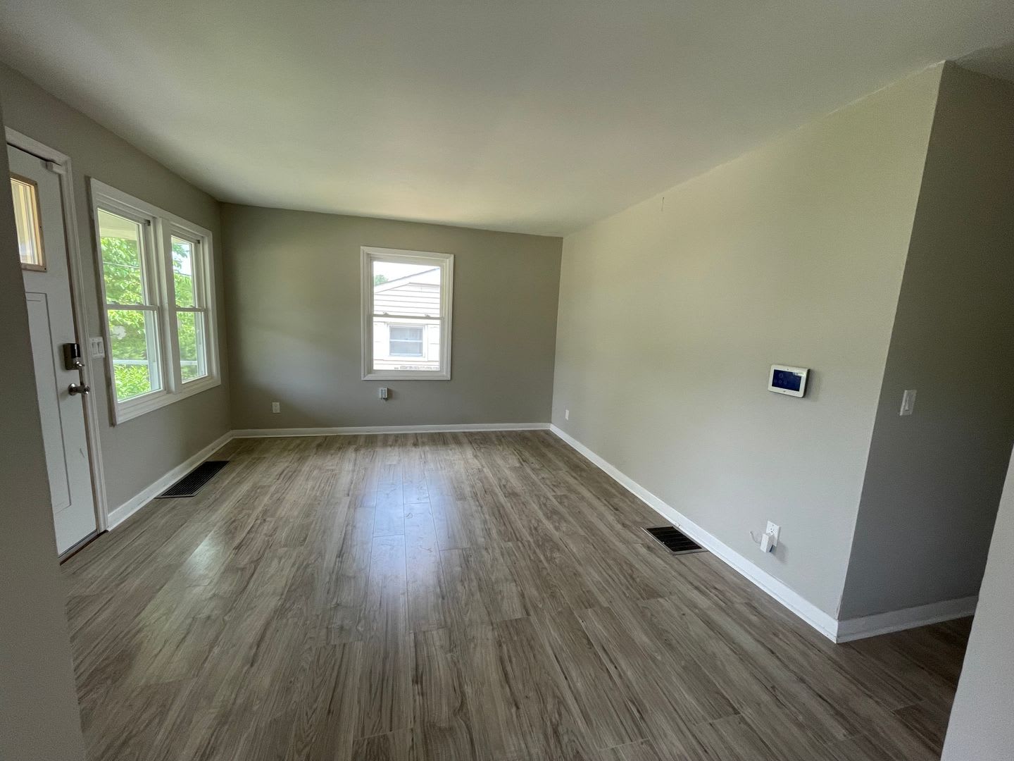 Well-maintained 3-bedroom, 2-bathroom single-family home – photo 2
