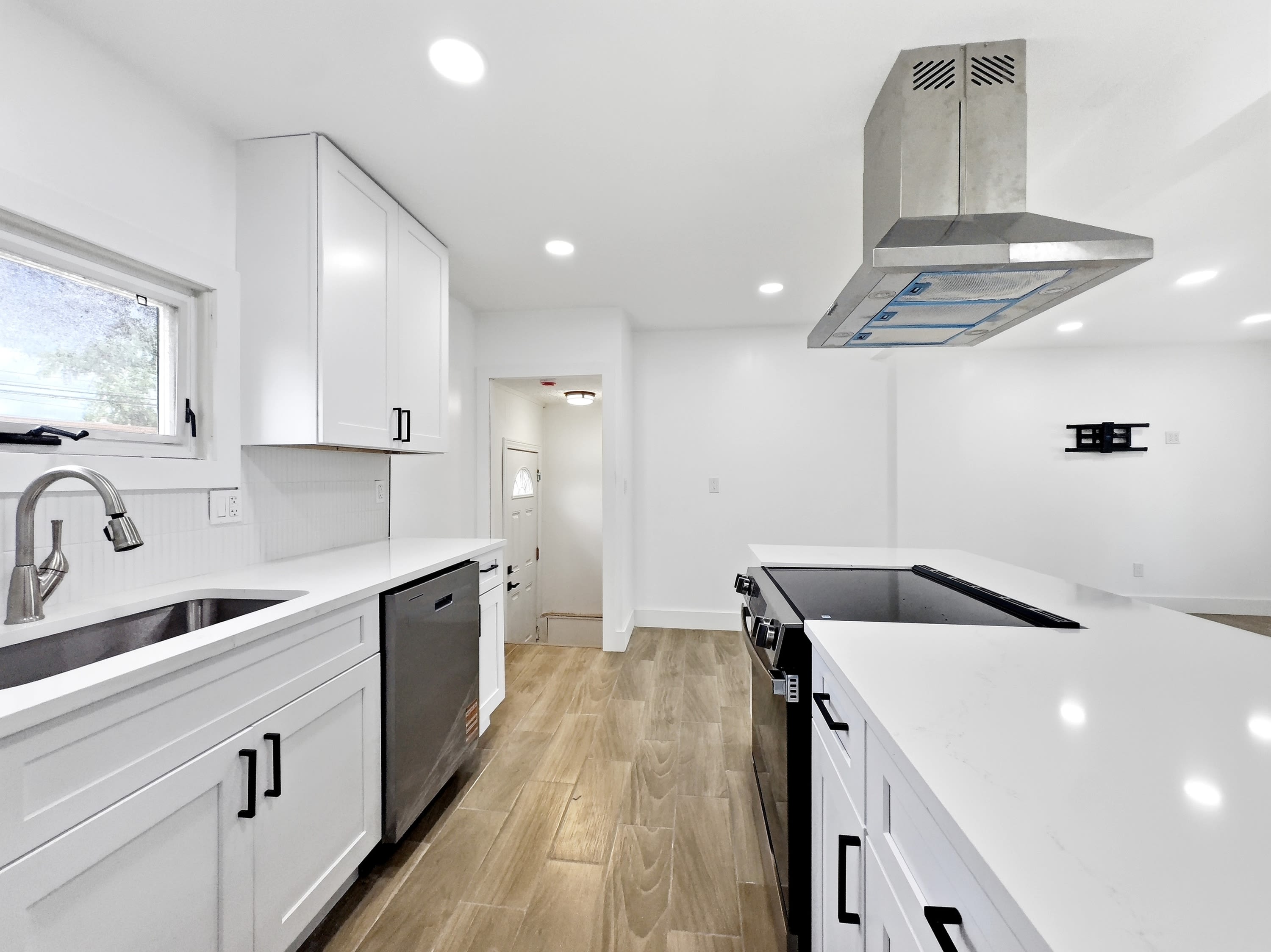 2090 Moran Avenue – photo 3
