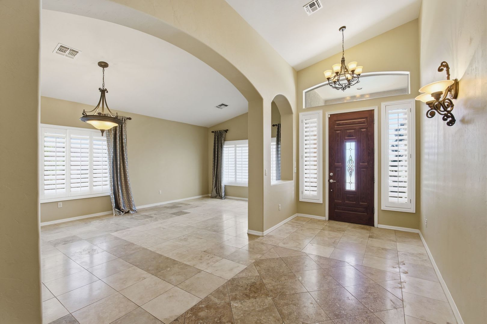 Elegant Home in Exclusive Gated Community near St. Phillips Plaza – photo 5