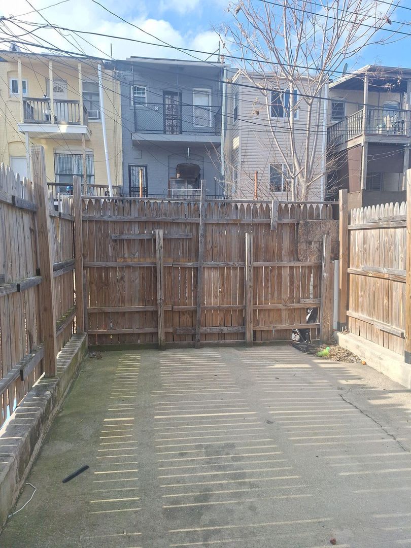 Historic Charm Meets Modern Comfort: 2BR Baltimore Townhouse with Private Yard – photo 2