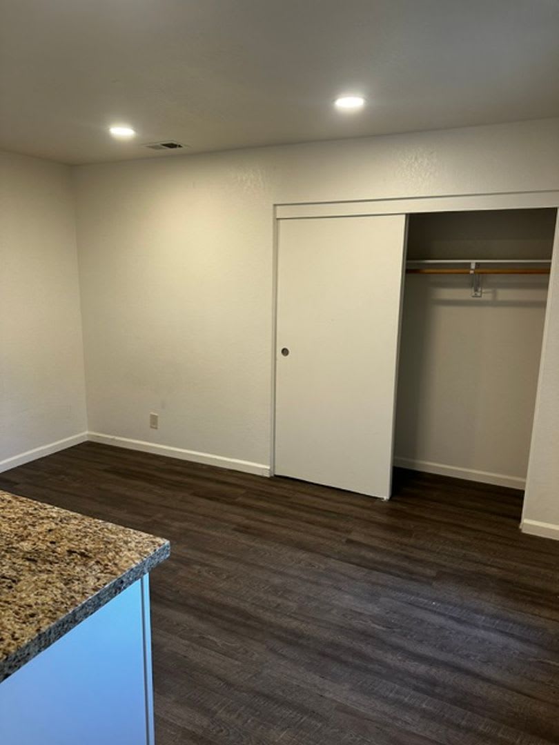 Freshly Renovated Studio Apartment W Utilities Included – photo 4