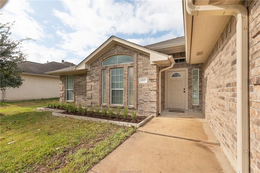 1207 Portsmouth Court – photo 2