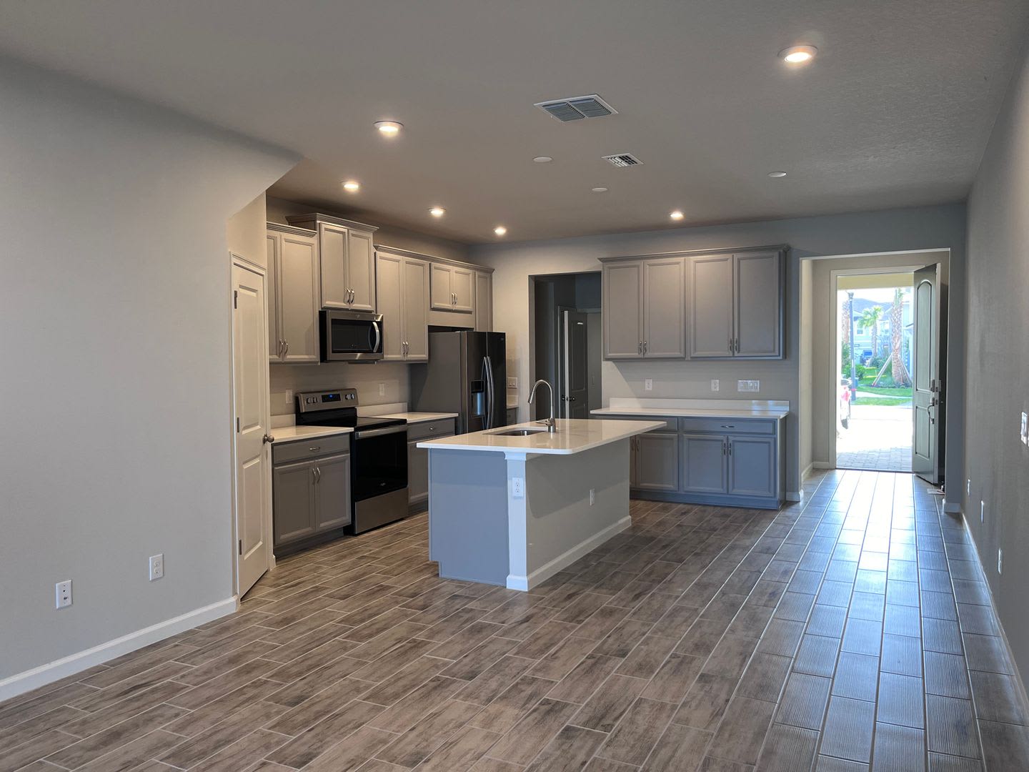 Beautiful 3 bedroom, 2.5 bathroom, 1 car garage townhouse for rent in Lutz! – photo 3