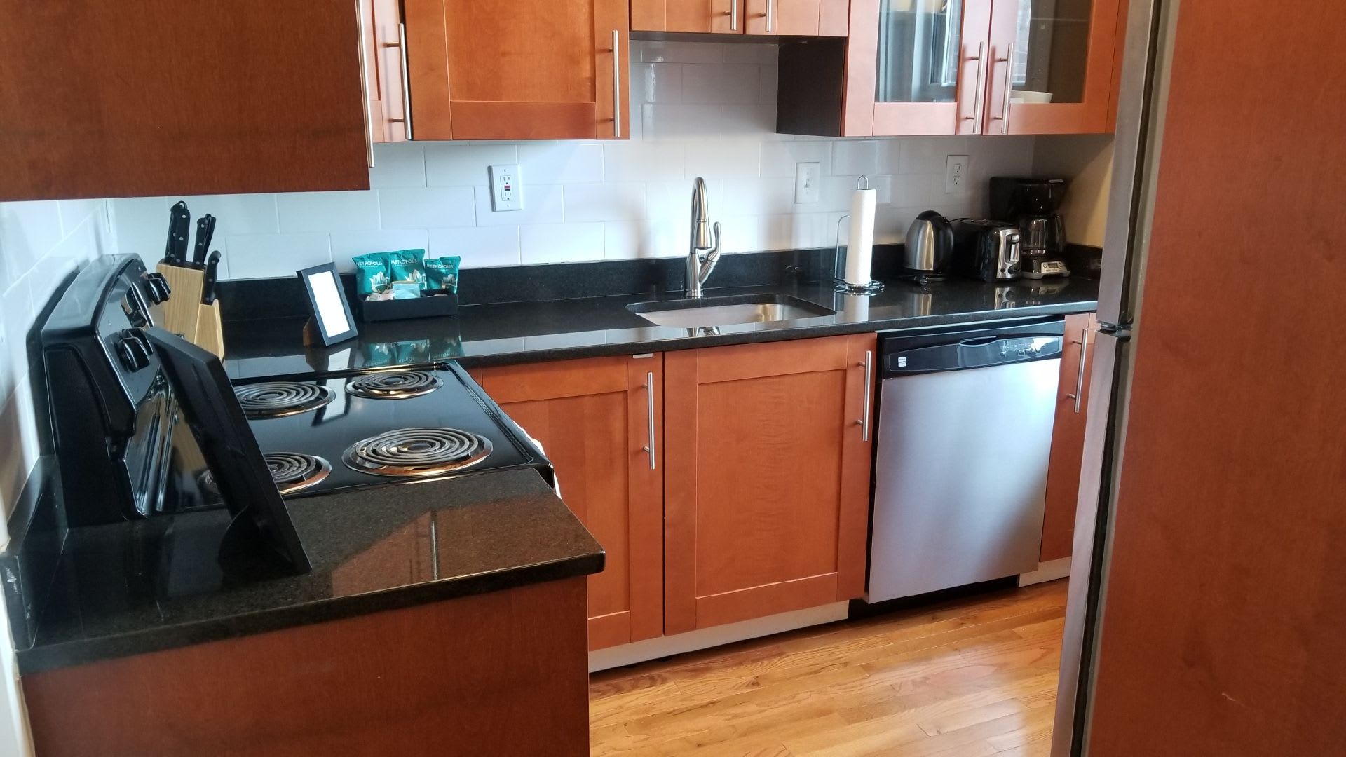 Large 1 Bed Minutes from BU!! (No Broker Fee) – photo 4