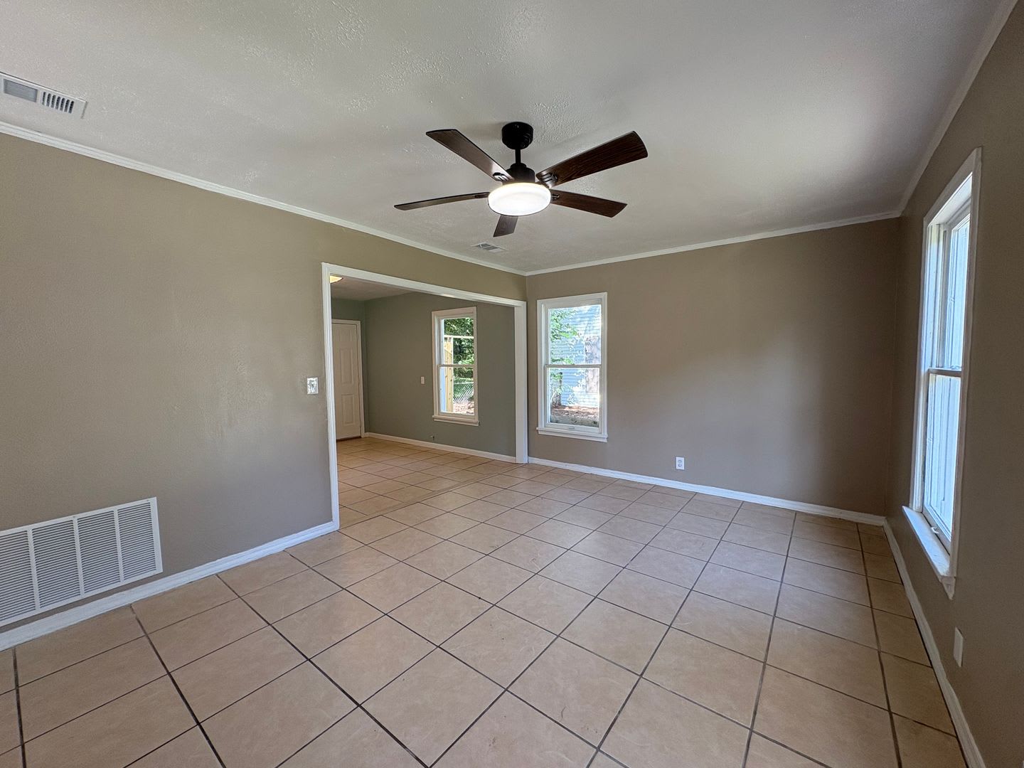 Beautiful 3 Bedroom 1 Bath Fully Remodeled Home With Central Air Heat – photo 2