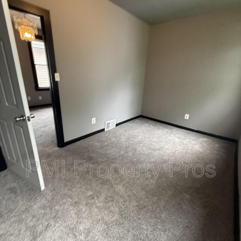 3127 West Garfield Avenue – photo 2