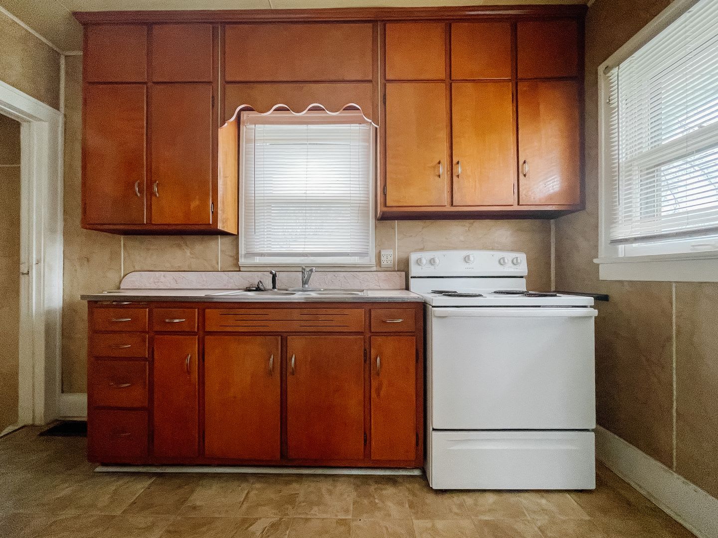 For Rent 1317 W Memorial Dr Pet Friendly With Fenced In Back Yard 2 Bedroom 1 Bath In The Heart Of Downtown Muncie Garage And Back Porch – photo 4