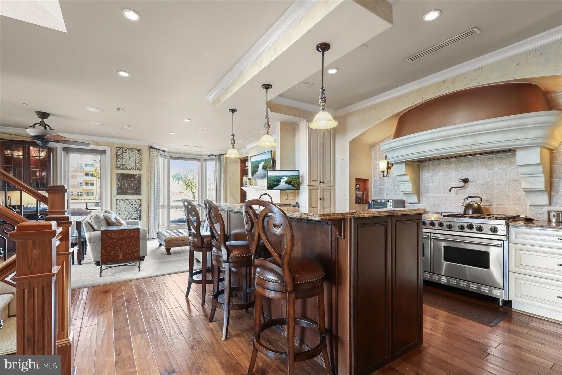 921 VALENCIA Court – photo 2