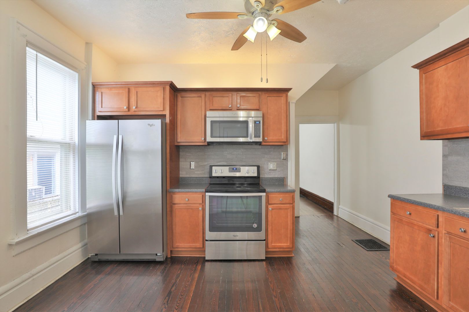 4 Bedroom 2 Bath Newly Renovated Townhouse Right Off Of High St Free Washer Dryer And Off Street Parking – photo 3