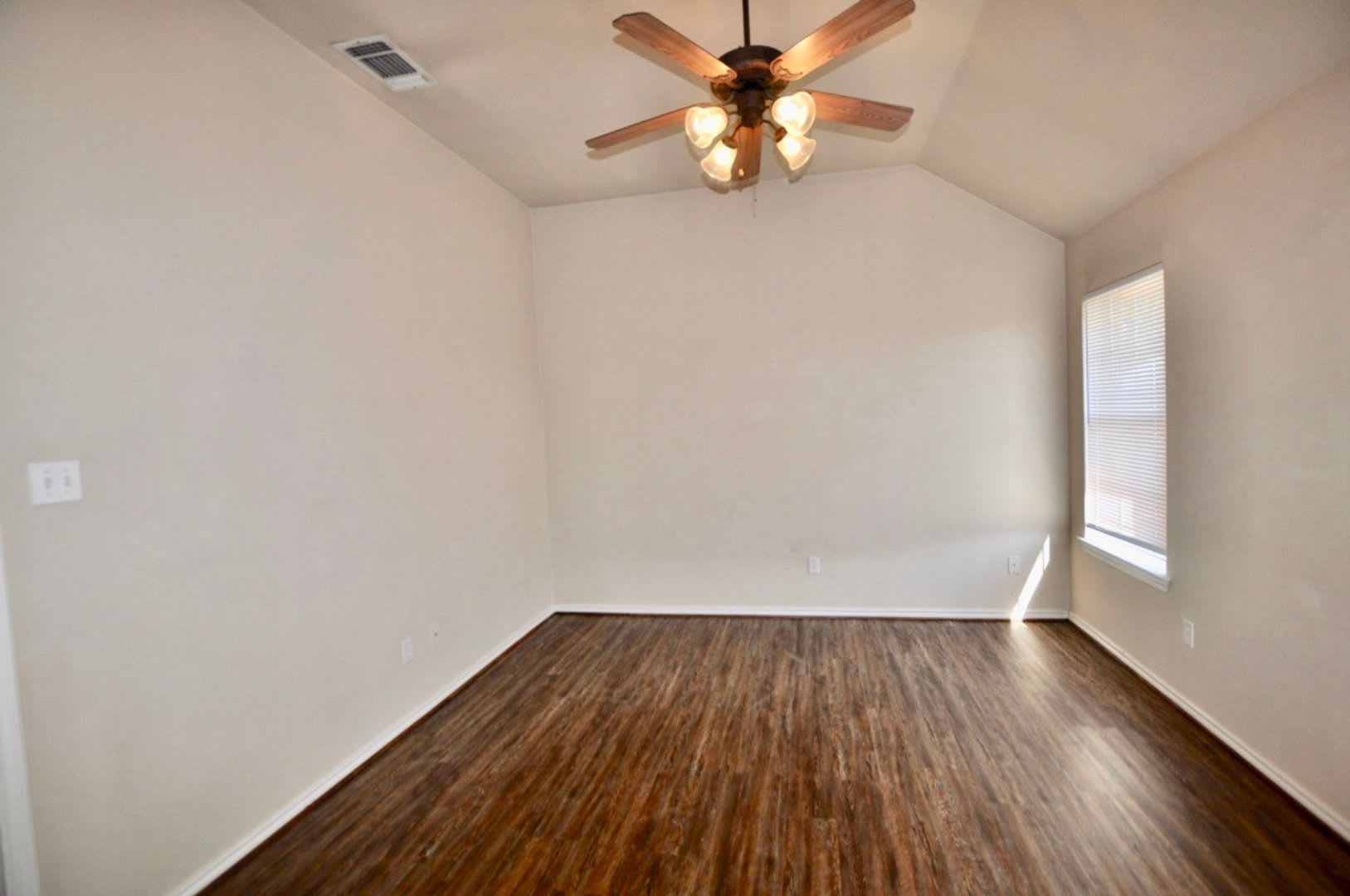 For Lease Nice 3 Br 2 Ba 2 Car Garage Brick Home In Chimney Rock Estates Great Location Quiet Neighborhood Located At The End Of The Street – photo 5