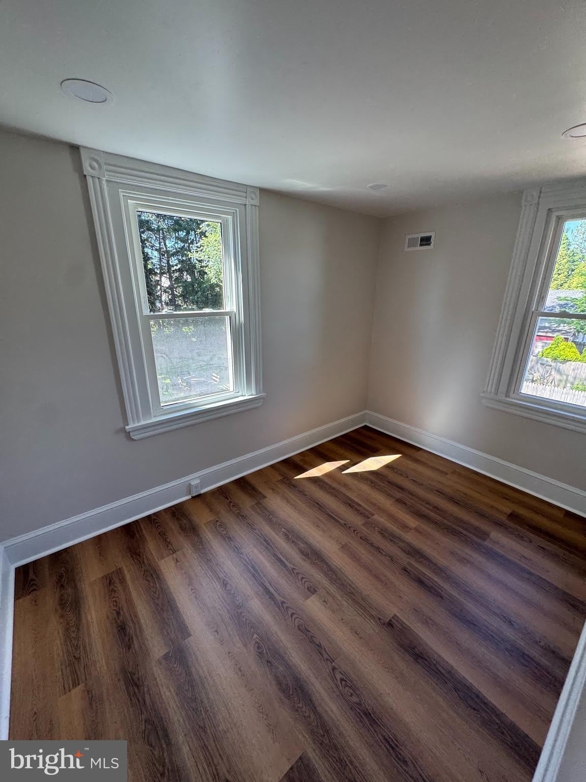 683 KNOWLES Avenue – photo 5