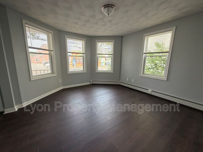 328 Douglas Ave – photo 4