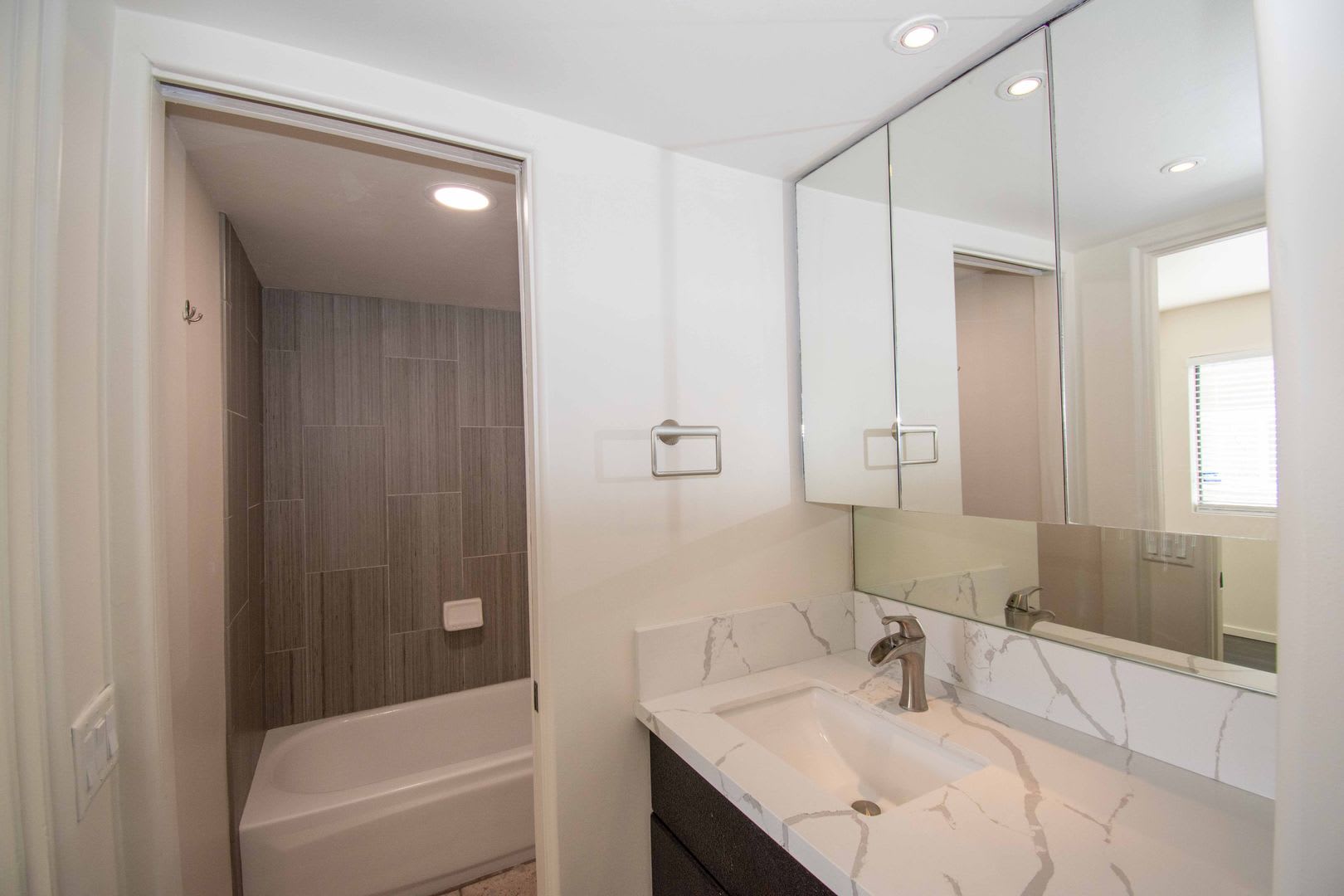 Updated North Park 2 Bedroom Home With Garage And In Unit W D – photo 4