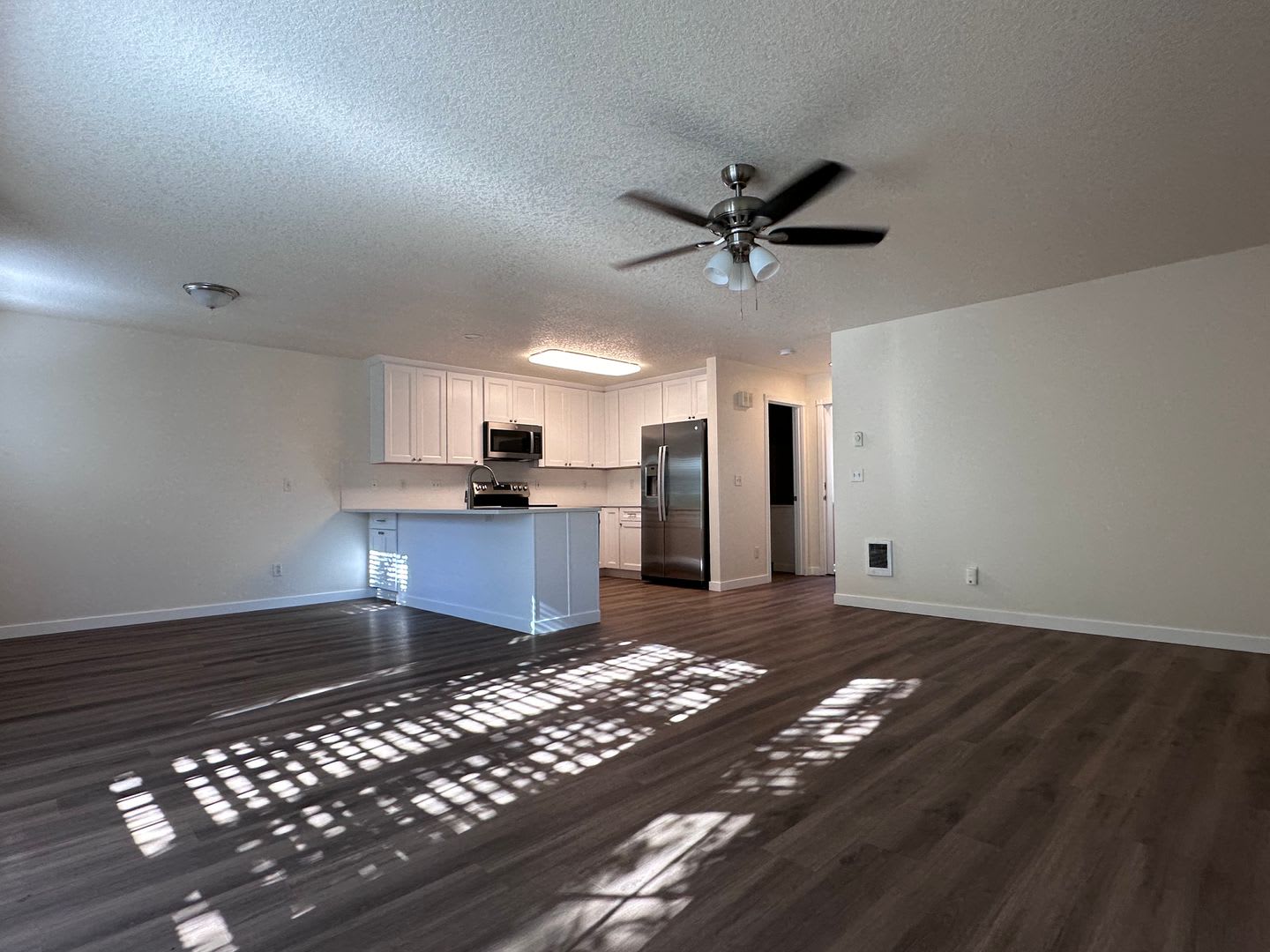 BRIGHT, CLEAN w/SECURED ENTRY! CONDO IN DOWNTOWN GRESHAM! – photo 4