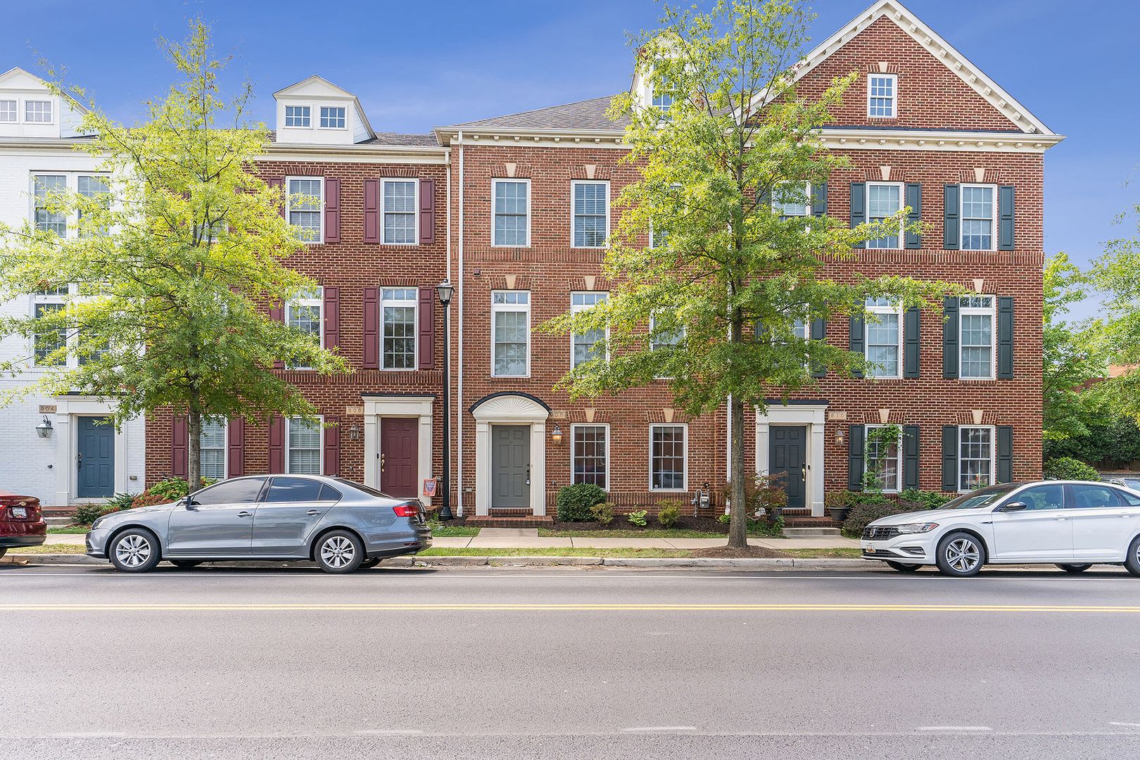 Lovely Townhome Conveniently Located! – photo 1